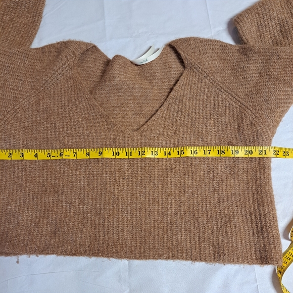 Aritzia The group of Babaton Tessin Oversized cropped knit sweater - Picture 7 of 8